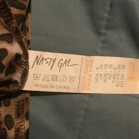 Leopard Size 6 Nasty Gal Maxi Skirt with 2 front slits and side zipper - Picture 6 of 6